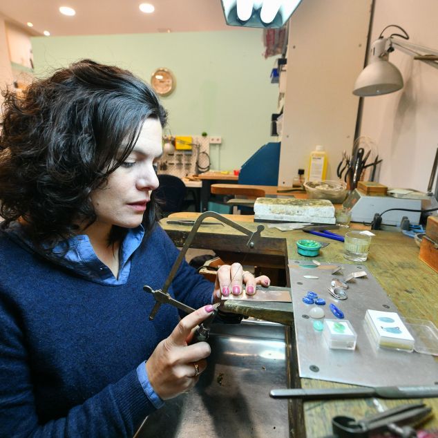 Emília Lloveras, al seu taller. Foto: R. Gallofré