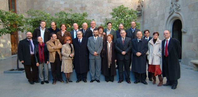 Diferents companys de partit de Salvador Milà i altres persones vinculades a la comarca del Maresme. Barcelona, 22 de desembre de 2003