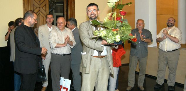 Salvador Milà, envoltat de companys, el dia del seu comiat com a regidor de l'Ajuntament de Mataró. Mataró, juny de 2003