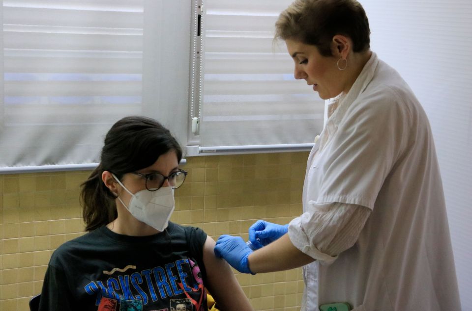 Una dona rebent la vacuna de la grip
