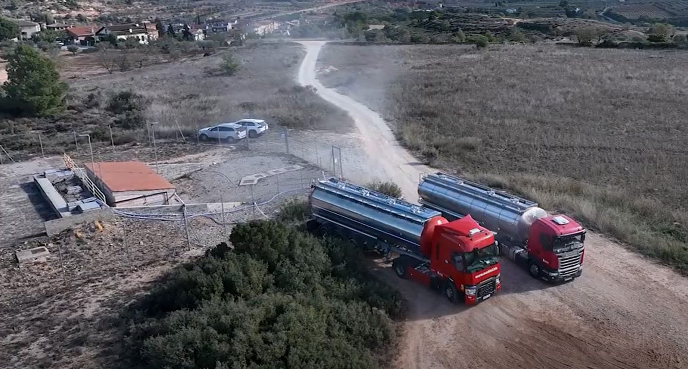 Camions cisterna descarregant aigua al dipòsit de l’Espluga de Francolí | ACA