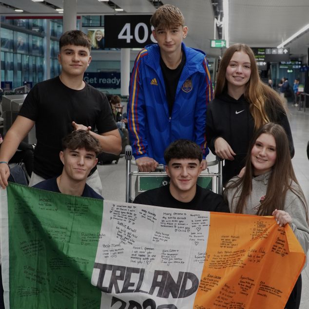 Grup de viatgers a l'aeroport d'Irlanda