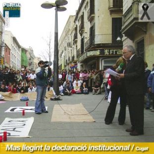 Manuel Mas es dirigeix als mataronins concentrats davant de l'Ajuntament. Foto: Cugat Comas, Portal Mataró