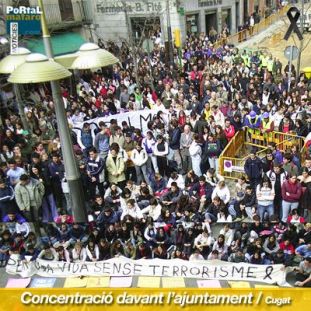Centenars de mataronins, concentrats davant de l'Ajuntament. Foto: Cugat Comas, Portal Mataró