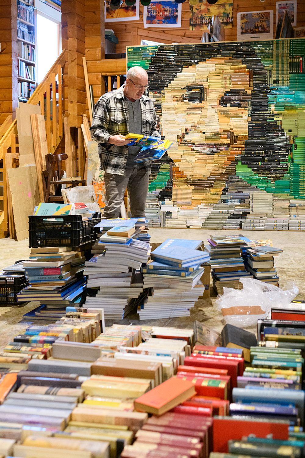 Jordi Prat Pons, amb els llibres i el retrat d'Anna Frank. Foto: R. Gallofré