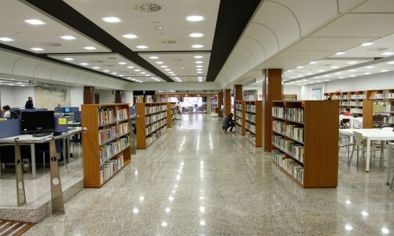 Interior de la biblioteca popular