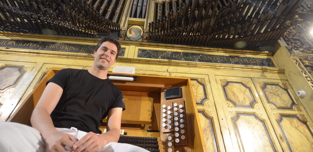 Raúl Prieto, amb l'orgue de Santa Maria