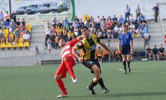 Futbol CE Mataró - Llefià. Foto: R.Gallofré
