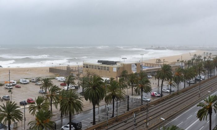 Vista general de la platja del Varador de Mataró durant el temporal.