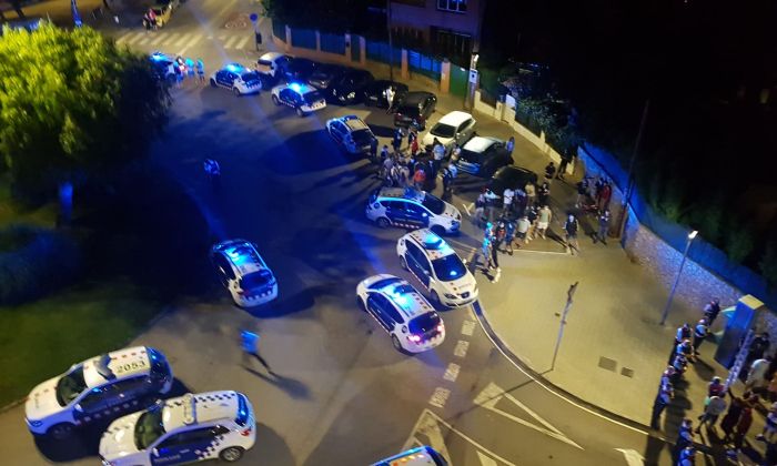 Operatiu policial per l'atac dels veïns a Premià de Mar. Els joves del pis van ser reallotjats a Mataró