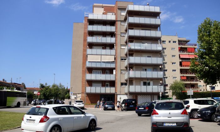 El bloc de pisos de Premià de Mar que va ser atacat diumenge i pel que hi ha dos detinguts. Foto: ACN