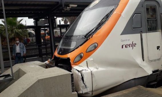 El tren que ha xocat amb el final de la via a Mataró. Foto: Cedida