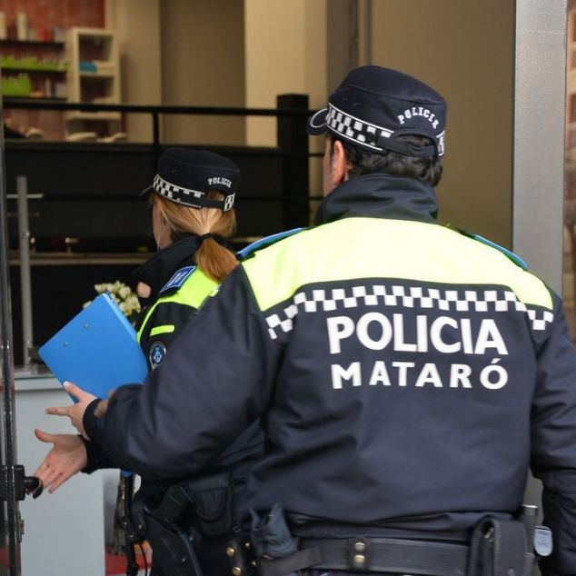 Dos agents de la Policia Local de Mataró. Foto: R. Gallofré