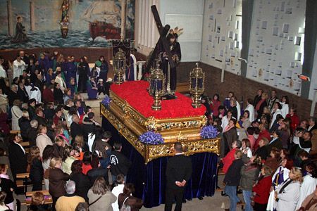 Els passos de la processó de Dijous Sant dins l'església de Maria Auxiliadora