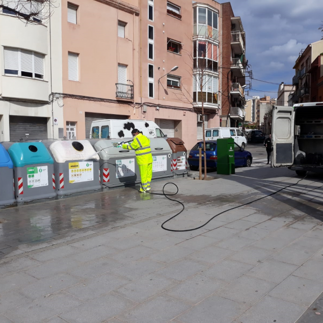 Un operari de neteja desinfectant zones sensibles de Mataró. Foto: Ajuntament