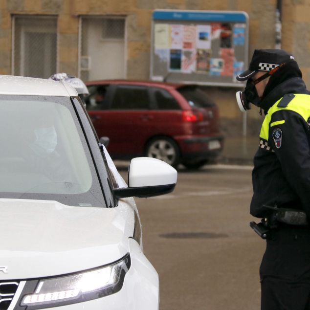 Control policial per fer complir el confinament a Mataró. Foto: R. G. 