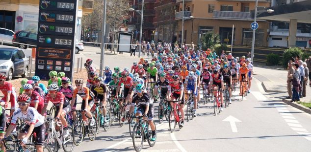Els ciclistes de la Volta a Catalunya, sortint de l'avinguda Puig i Cadafalch de Mataró. Fotos: R. Gallofré