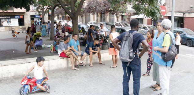 Mediadors parlant amb un veí a Rocafonda/ Foto: Jordi Pujolar, ACN