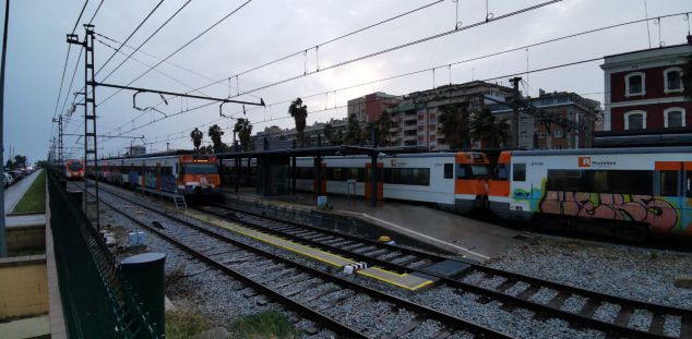 Trens de la línia de Rodalies R1 a l'estació de Mataró. Foto: R. G.