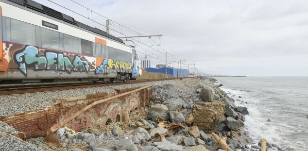 Tren per la costa entre Cabrera i Mataró. Fotos: R. G.